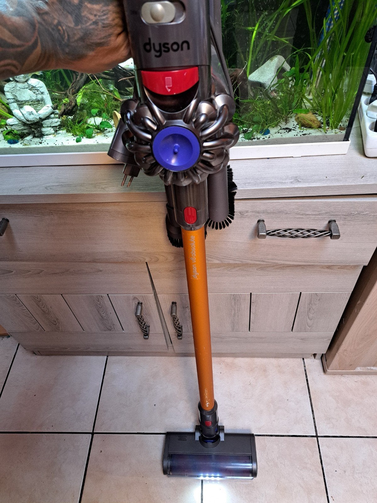 dyson v8 absolute complet +support mural et brosse led, Electroménager, Enlèvement ou Envoi, Réservoir, Sans fil, Comme neuf
