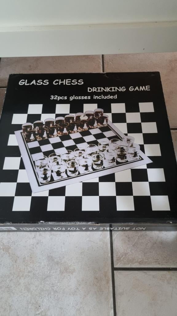 Glass chess drinking game, Hobby en Vrije tijd, Gezelschapsspellen | Bordspellen, Ophalen