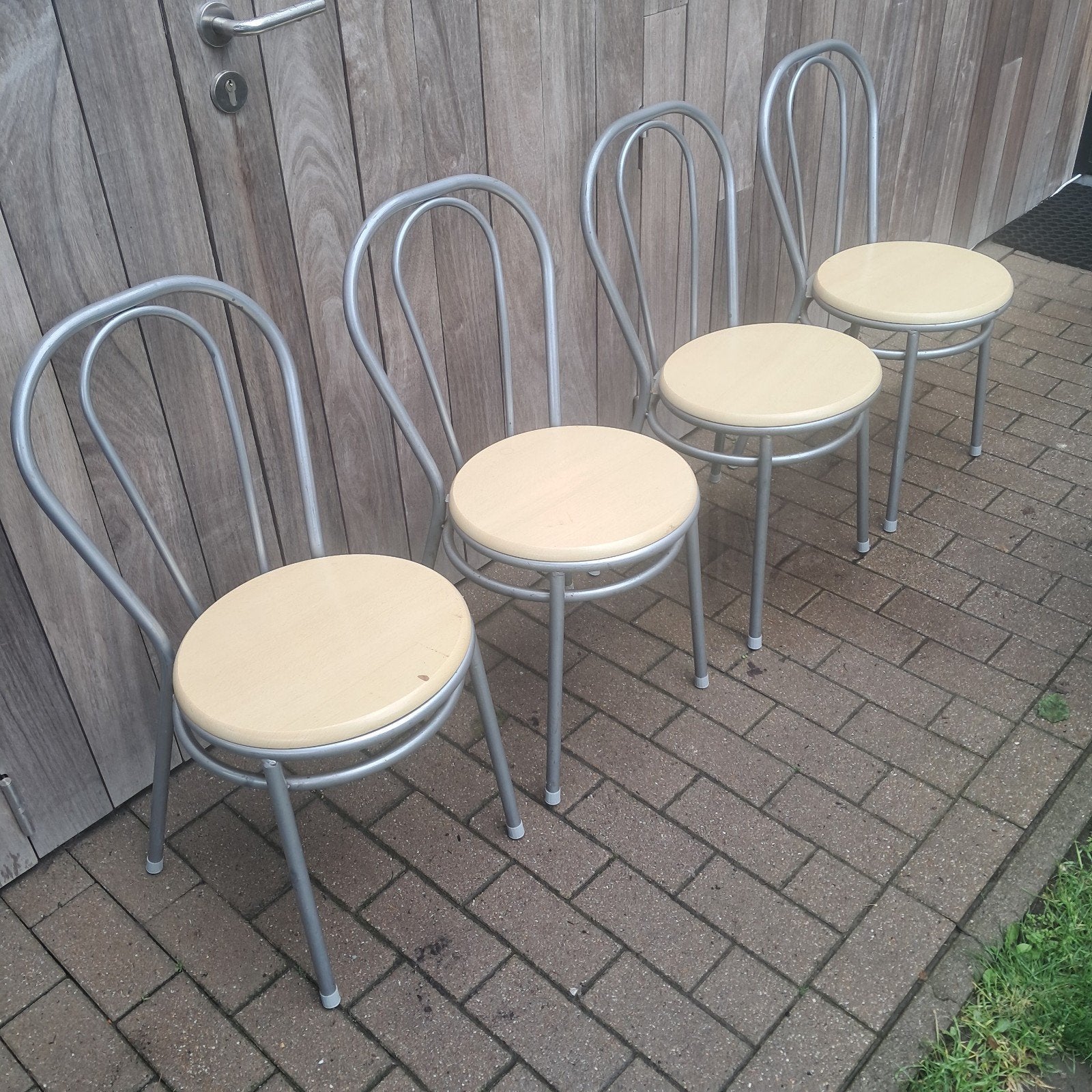 Oud ijzer.Gratis Stoelen 4 stuks.gratis., Ophalen