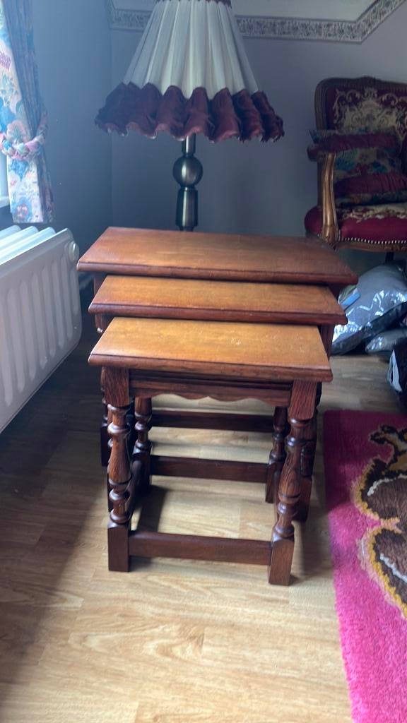 Set 3 eiken bijzettafeltjes, Antiek en Kunst, Ophalen