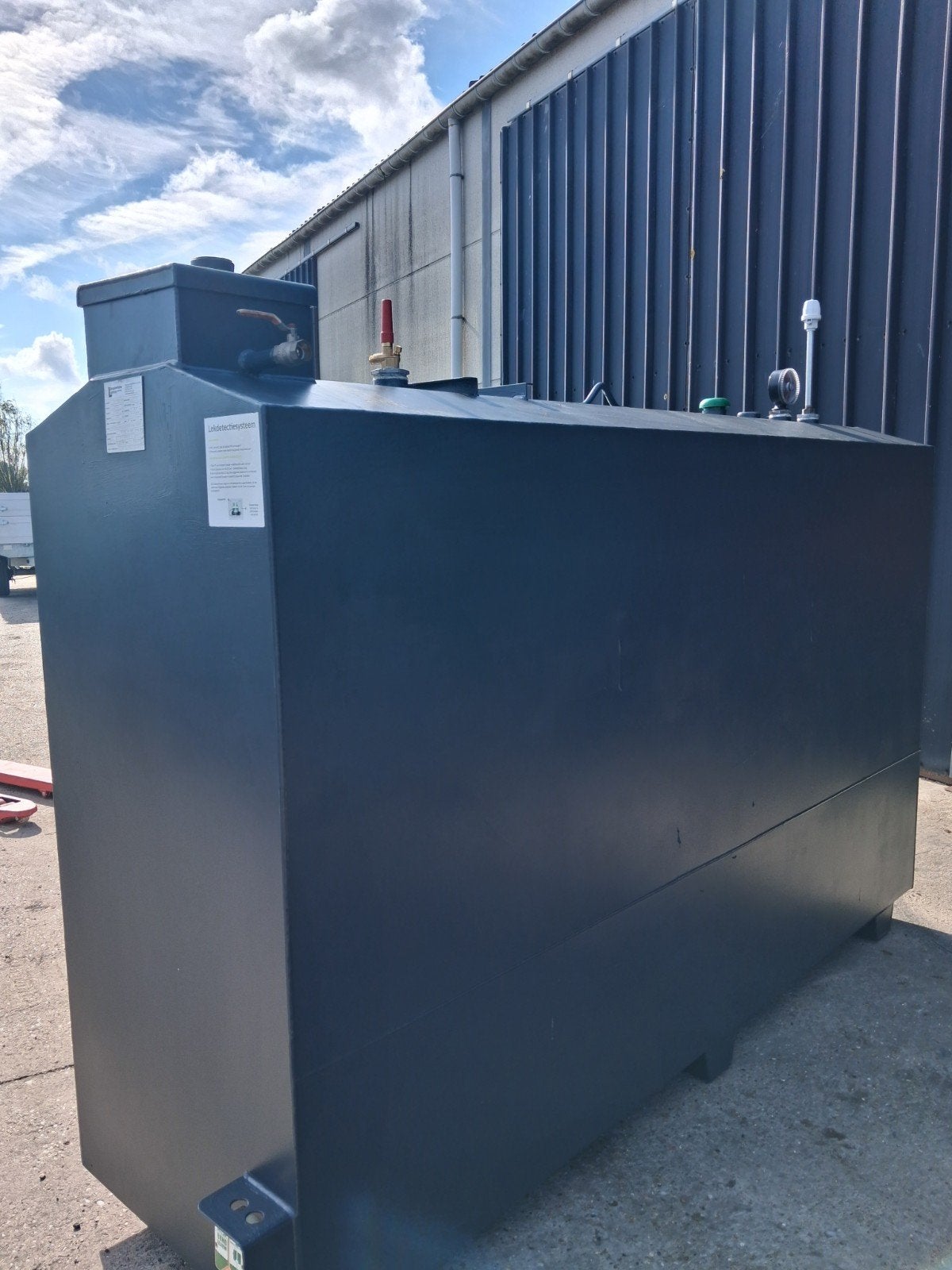 Réservoir à mazout à double paroi de 2400 litres, comme neuf