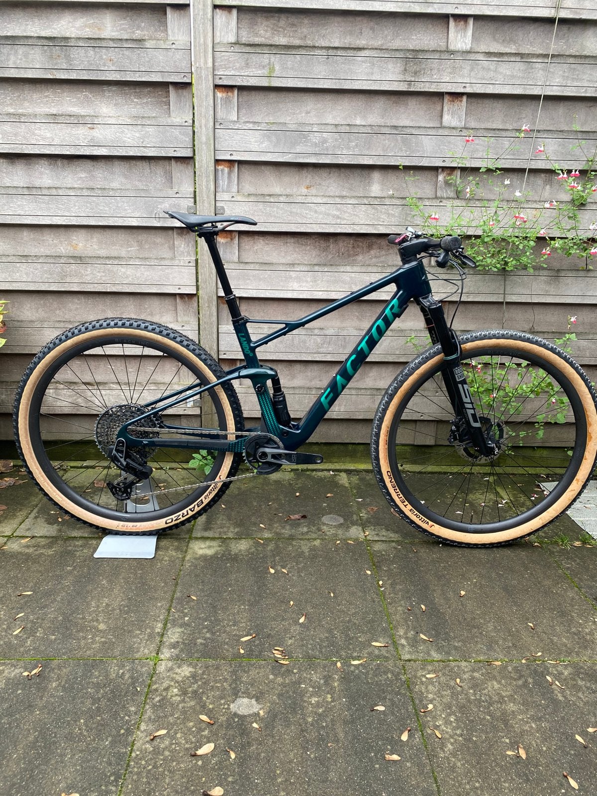 Factor lando M XO axs, Fietsen en Brommers, Ophalen, Zo goed als nieuw