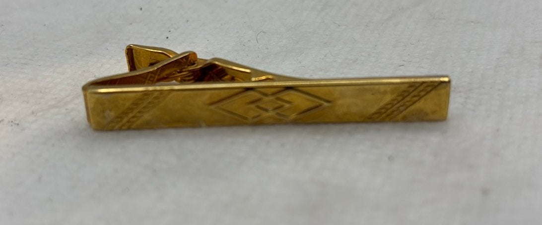 Goudkleurige dasspeld 5 cm met gegraveerd patroon, Verzamelen, Ophalen of Verzenden, Zo goed als nieuw