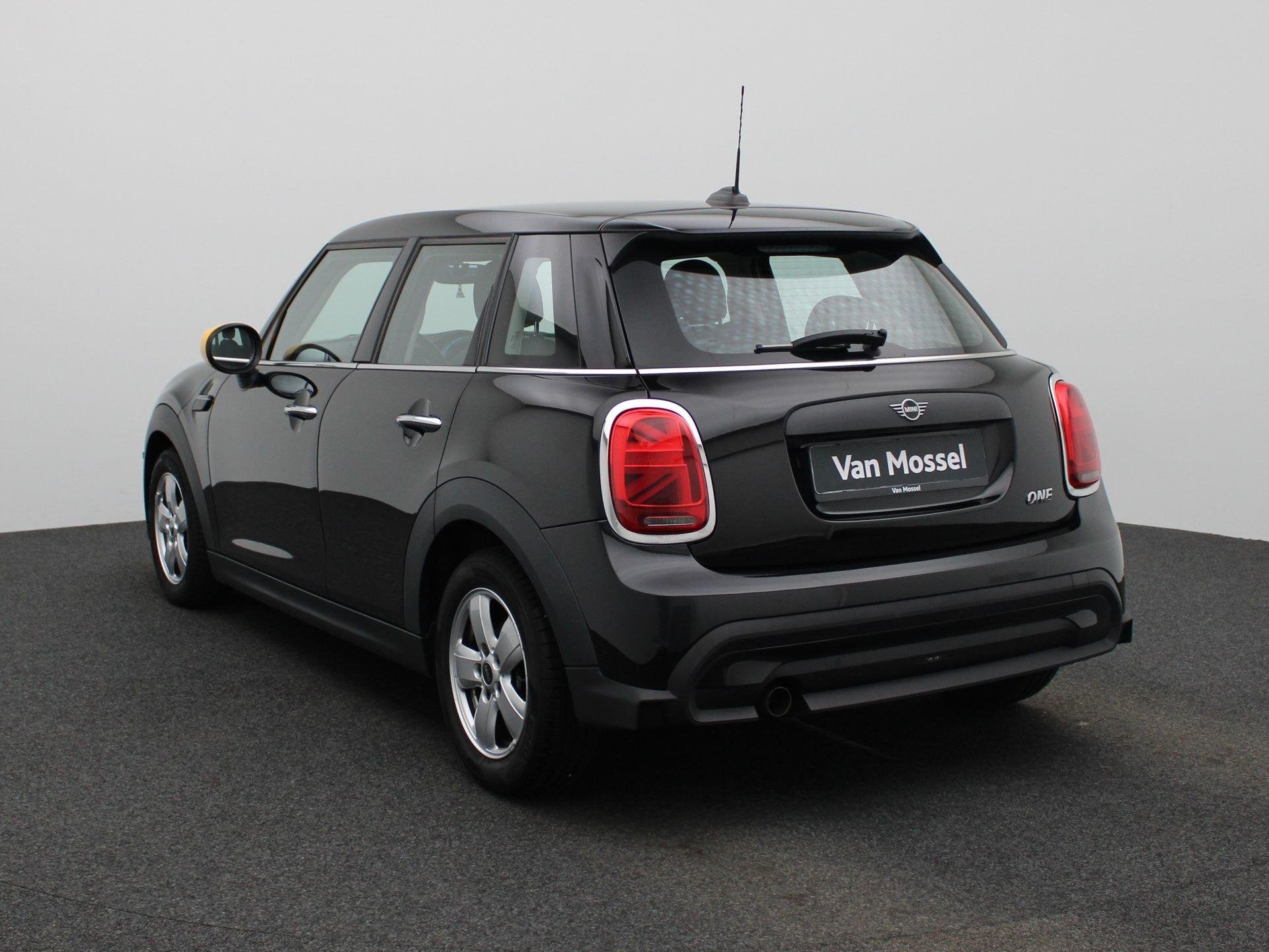 Mini 5 door One, Voorwielaandrijving, 75 kW, Stof, Zwart