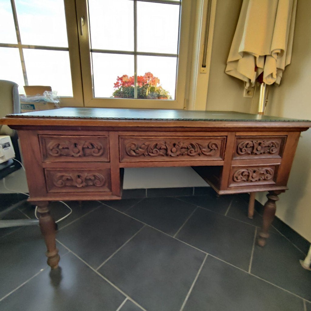 Bureau ancien en chêne massif sculpté, Enlèvement