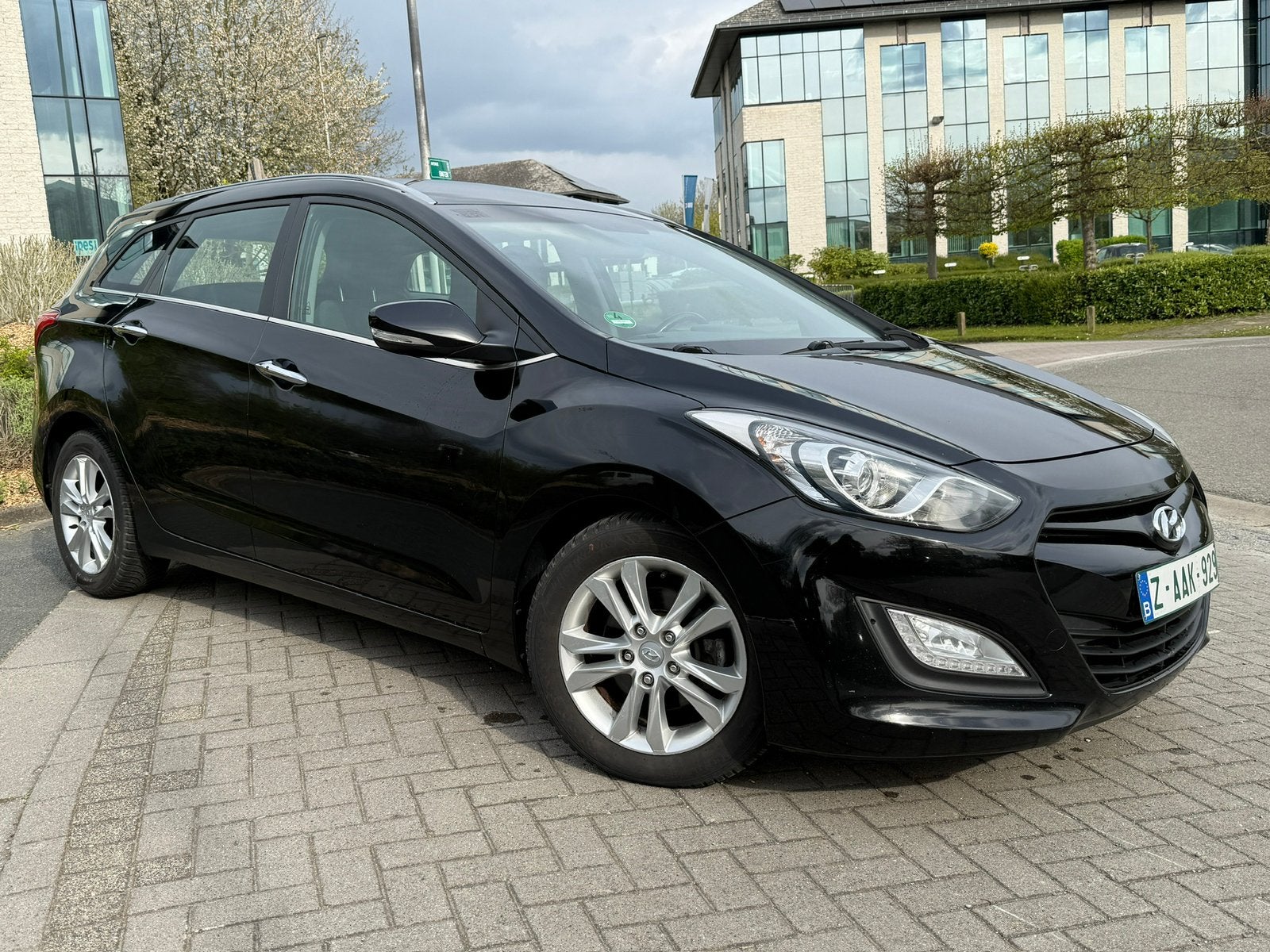 Hyundai I30 SW 1.6crdi Automaat, Auto's, Zwart, 4 cilinders, Parkeersensor, Leder en Stof