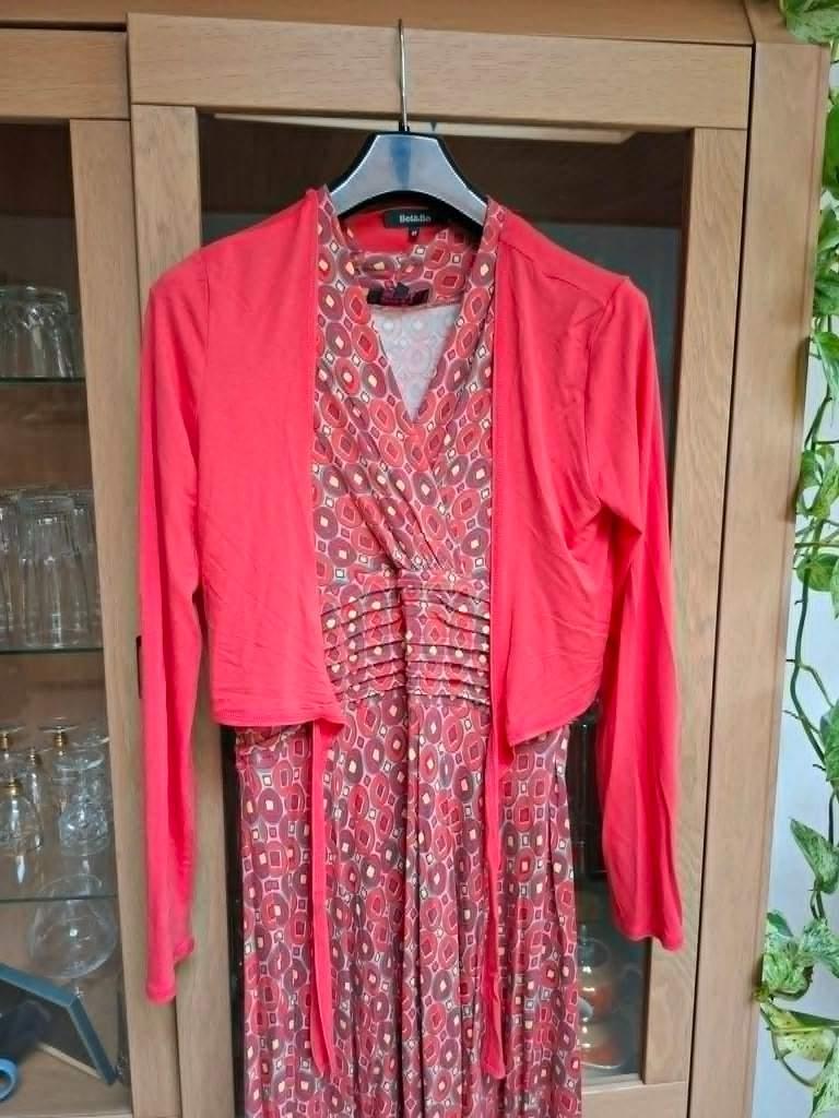 Ensemble : tapis + gilet boléro (taille 38), Vêtements | Femmes, Robes, Porté, Taille 38/40 (M), Rouge, Sous le genou, Enlèvement ou Envoi