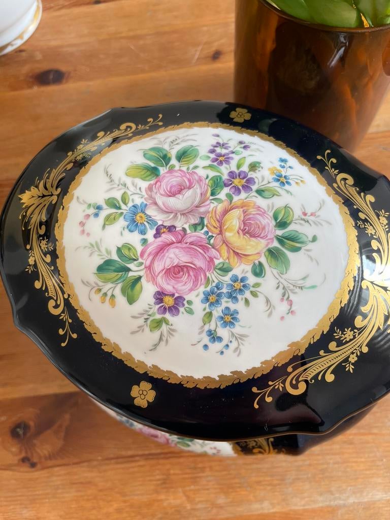 Limoges porseleinen doos met gouden details, Enlèvement