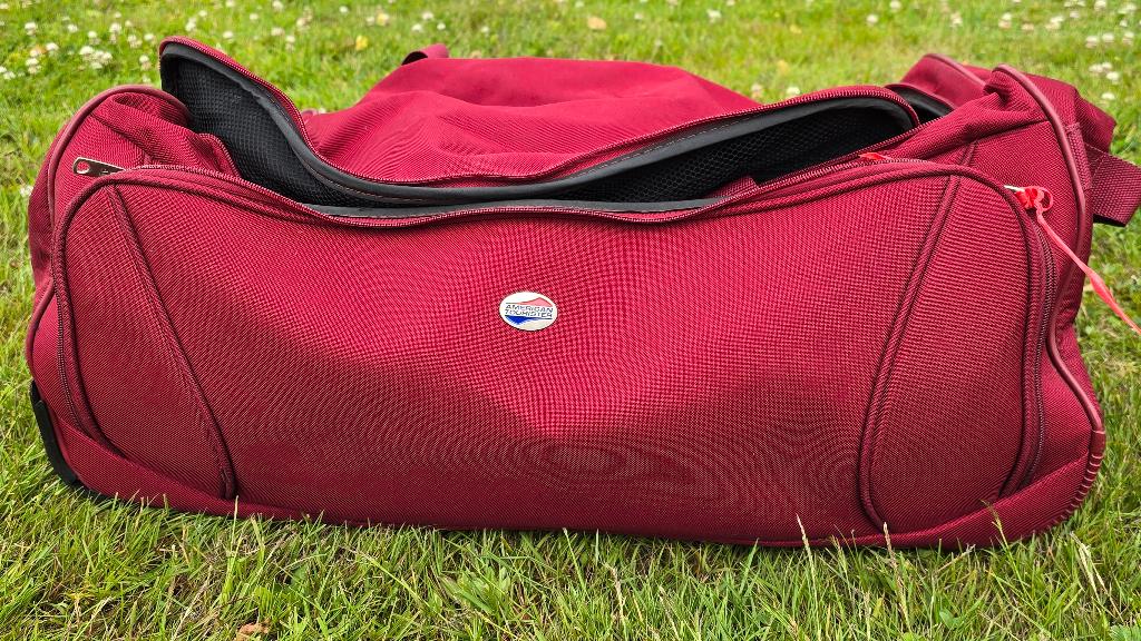 Sac de Sport Rouge avec Roues/Felrode Reiskoffer met Wielen, Handtassen en Accessoires, Tassen | Reistassen en Weekendtassen, Ophalen