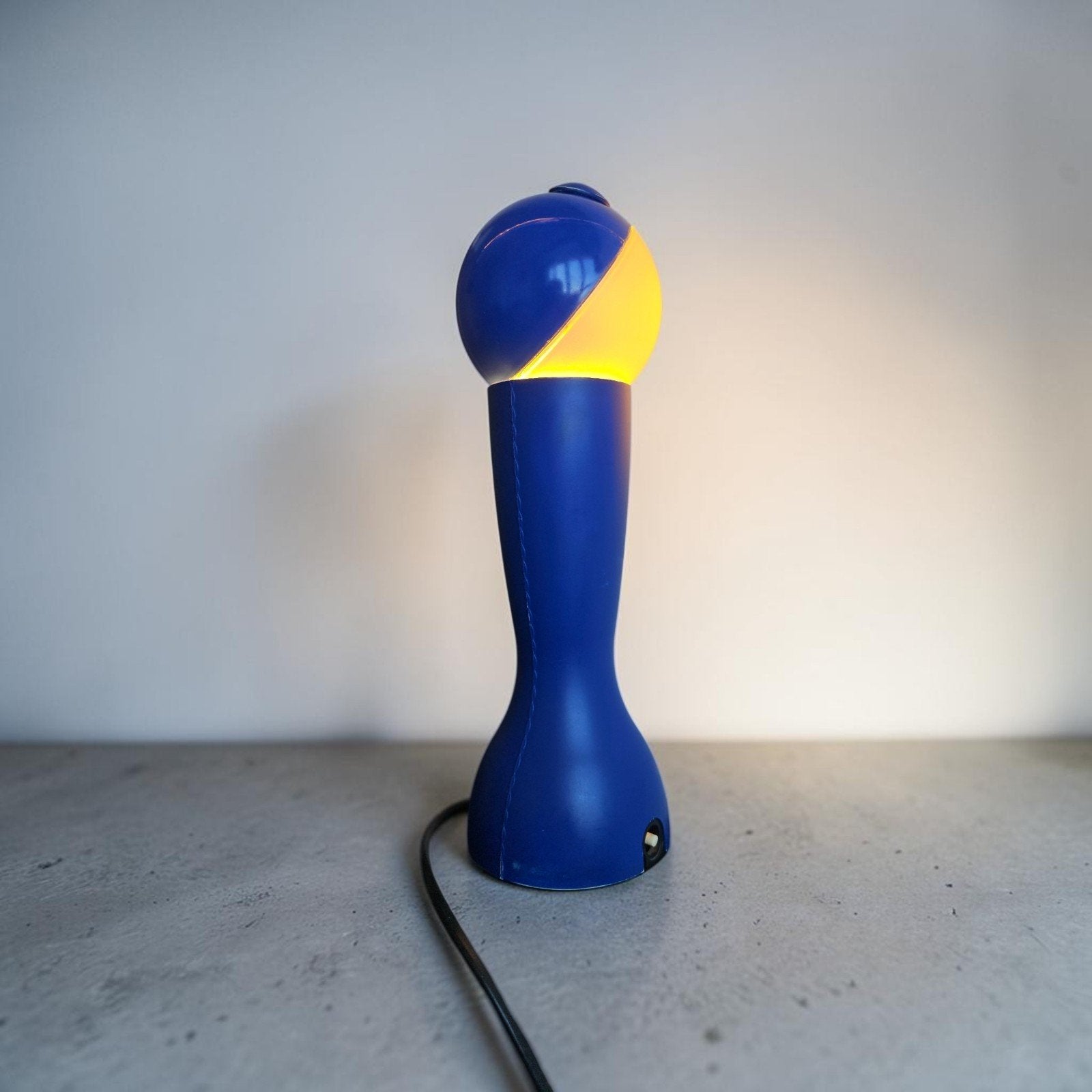 Lampe de table Gilda Artemide vintage 93 bleu Silvia Capponi, Bleu, Enlèvement ou Envoi, Artemide, Vintage