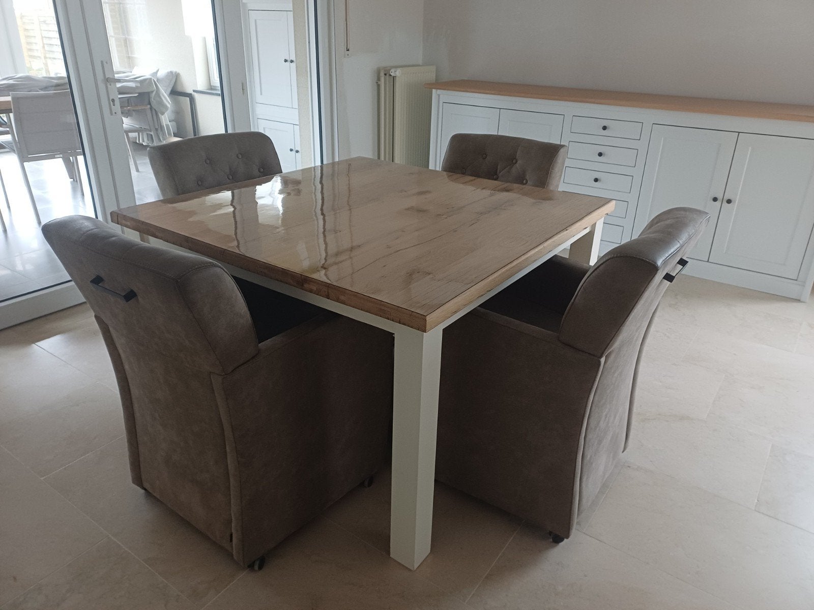 landelijke tafel met stoelen, Ophalen