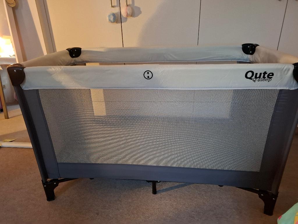 Reisbedje en matras Qute Q-sleep (2 stuks beschikbaar), Ophalen, Zo goed als nieuw, Reisbedje