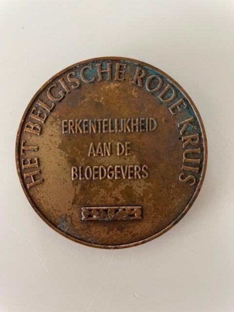 Bronzen Medaille Rode Kruis weegt 52 gram ,diameter 50 mm, Ophalen of Verzenden, Brons