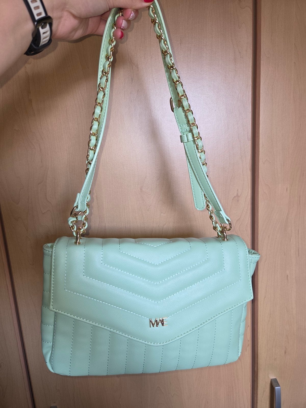 Muntgroen tas van Mae, Ophalen