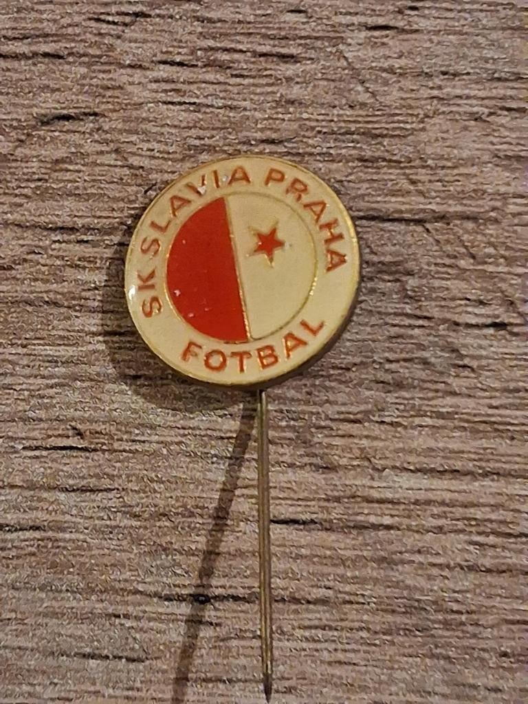 Vintage voetbalspeld SK Slavia Praag, Verzenden
