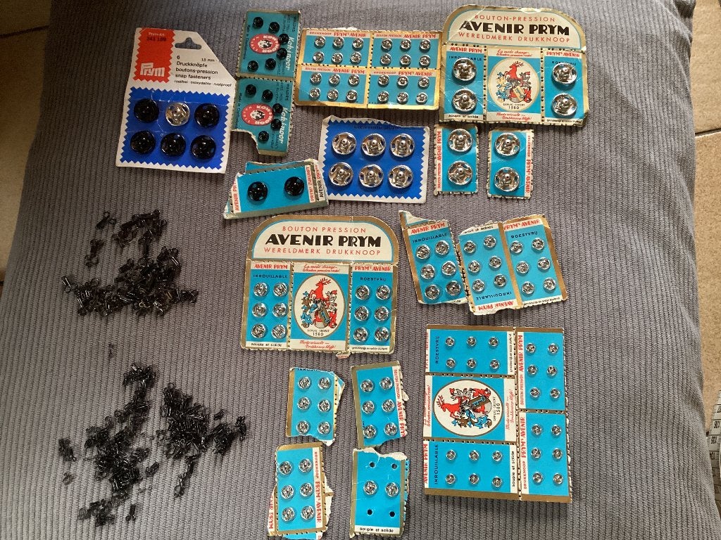 Drukknopen en haken en ogen, Hobby en Vrije tijd, Ophalen of Verzenden, Knoop of Knopen