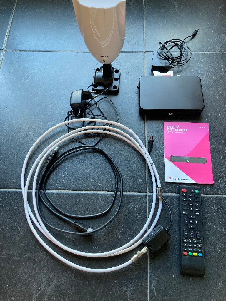DVB-T2 ontvanger + Konig versterkte binnenantenne, TV, Hi-fi & Vidéo, Décodeurs & Enregistreurs à disque dur, Enlèvement ou Envoi