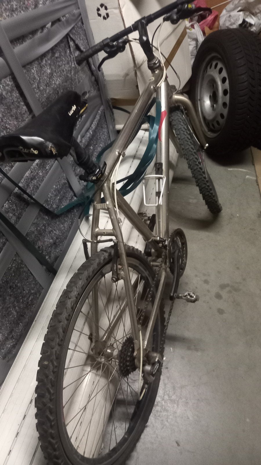 Velo pour hommes, Enlèvement