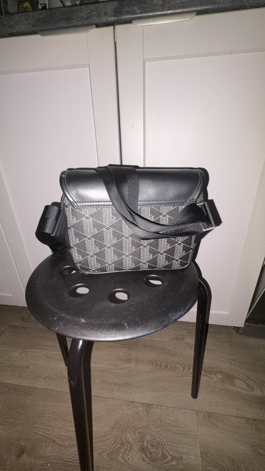 Sacoche lacoste, Bijoux, Sacs & Beauté, Sacs | Sacs à bandoulière, Enlèvement ou Envoi, Comme neuf, Noir