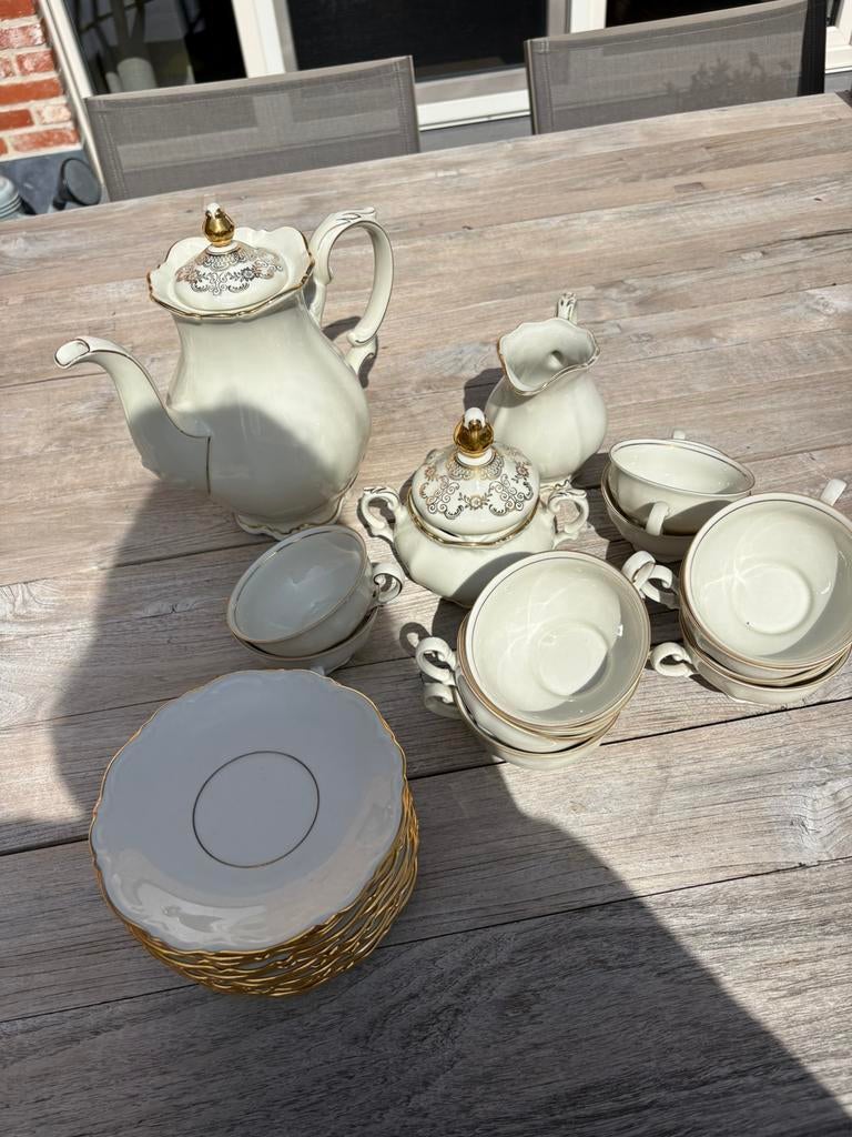 Antiek koffieservies, Enlèvement