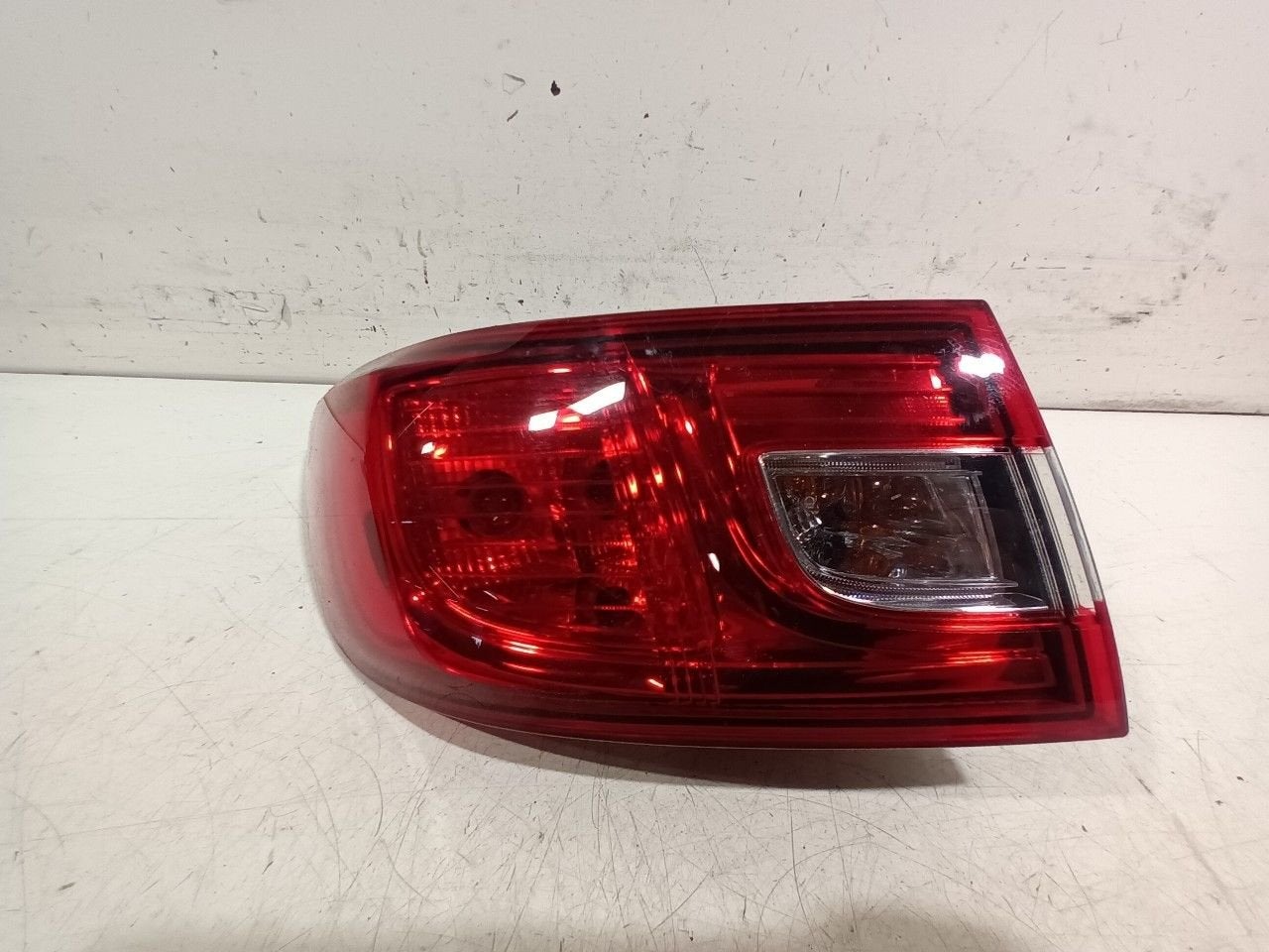 Achterlicht carrosserie rechts Renault Clio, Onderdelen@venauto.nl, Van der Ven Autorecycling B.V., Ettenseweg 76, 4706 PB Roosendaal, The Netherlands