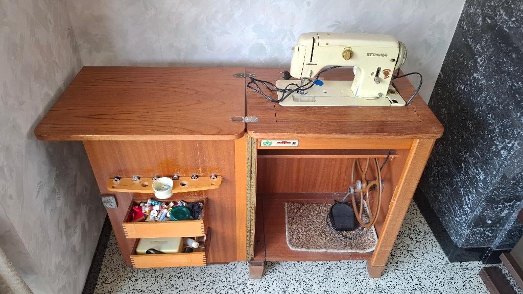 Vintage Bernina naaimachine met houten meubel, Antiek en Kunst, Ophalen