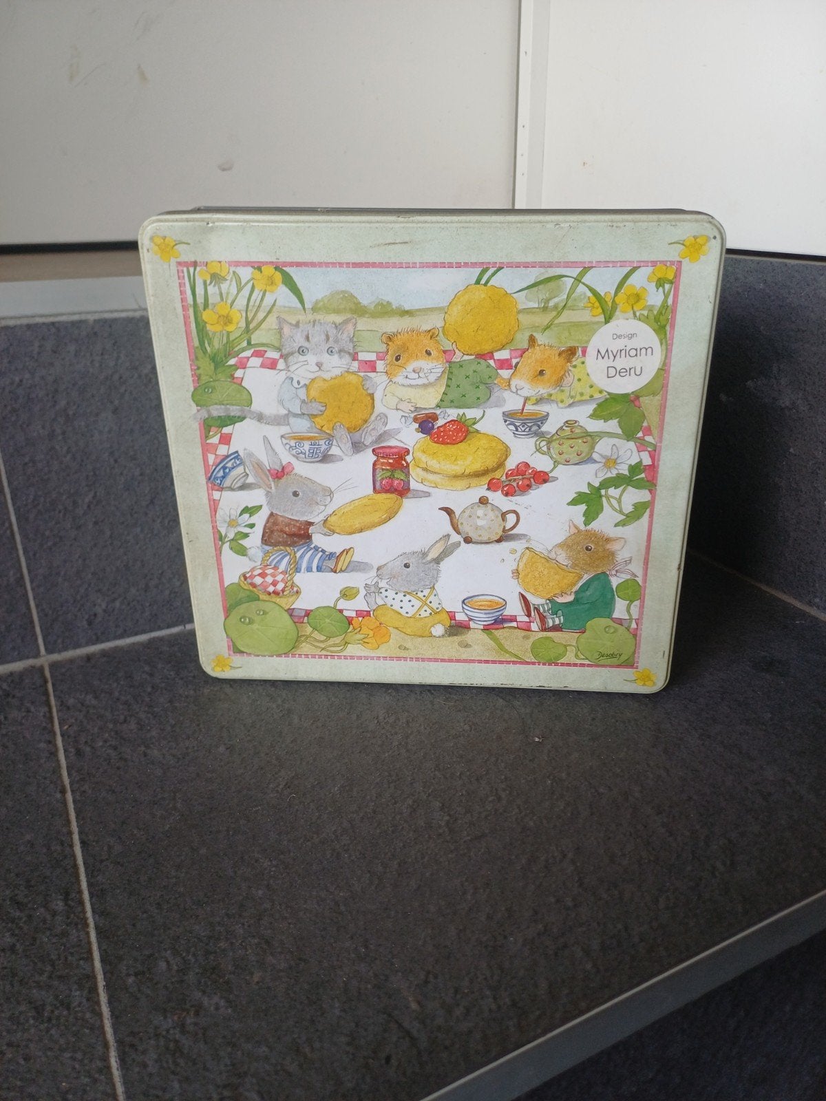 Blik uit de reeks Bramenbuurt, Collections, Boîte en métal, Enlèvement