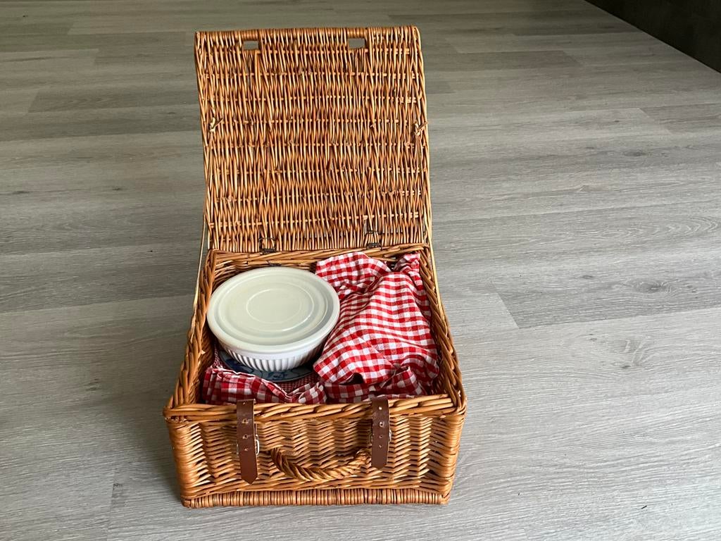 Picknick mand met inhoud, Hobby en Vrije tijd, Picknickmanden, Zo goed als nieuw, Ophalen