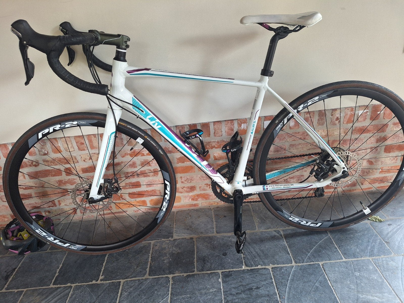 Koersfiets met klikpedalen Liv Avail, Ophalen