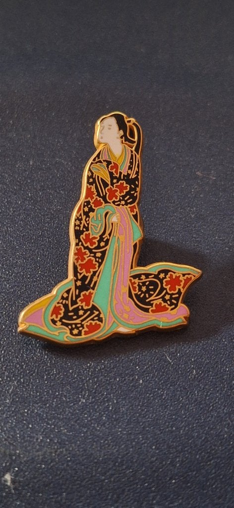 Pin's geisha Arthus Bertrand, Collections, Broches, Pins & Badges, Enlèvement ou Envoi, Neuf, Figurine, Insigne ou Pin's
