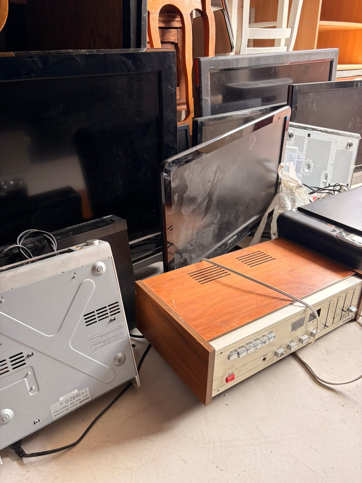 Lot d’électroniques – TV, écrans, PC portable, imprimante,, Diversen, Rommelmarktspullen, Zo goed als nieuw, Ophalen