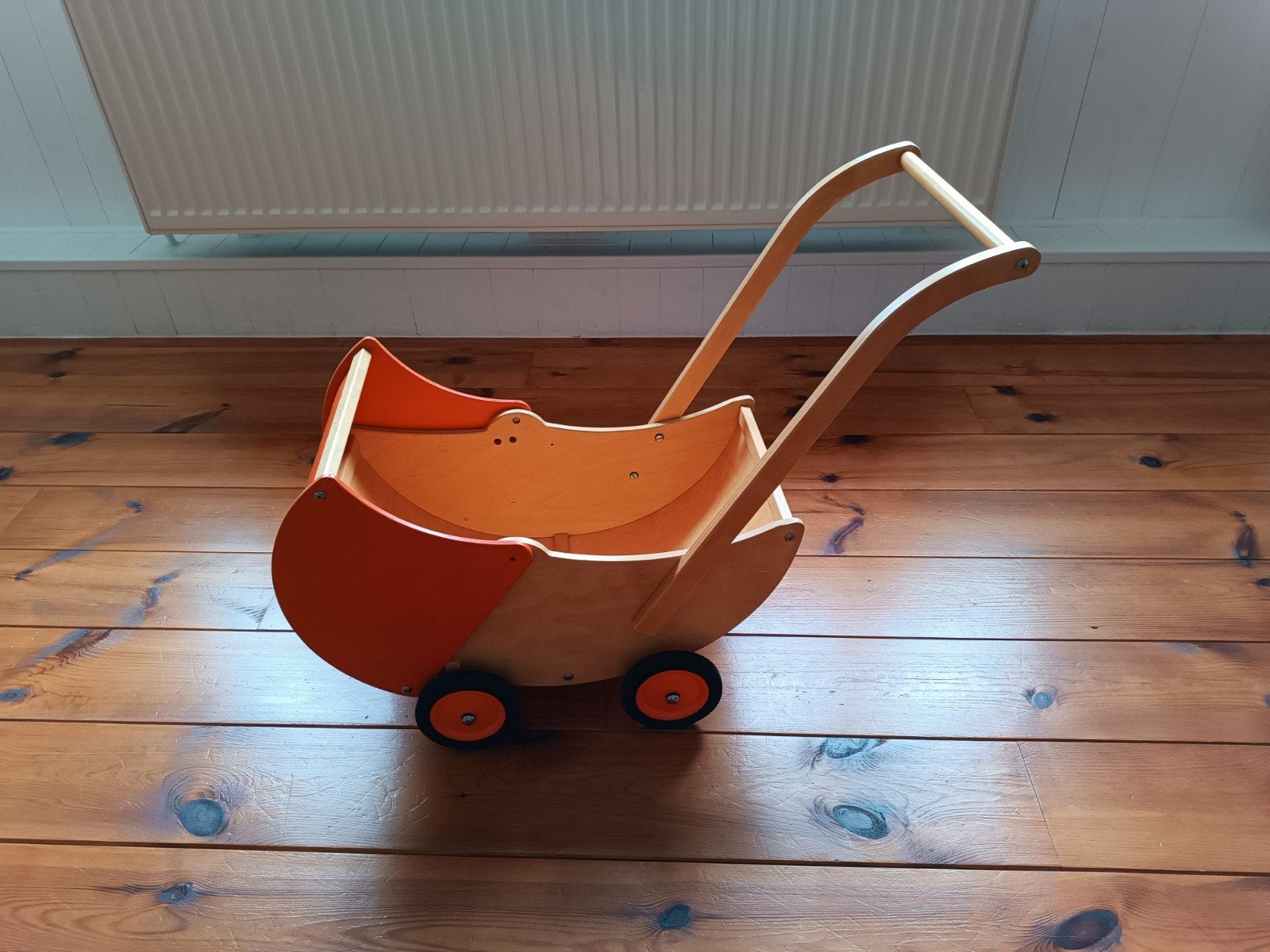 Een houten poppenwagen., Ophalen