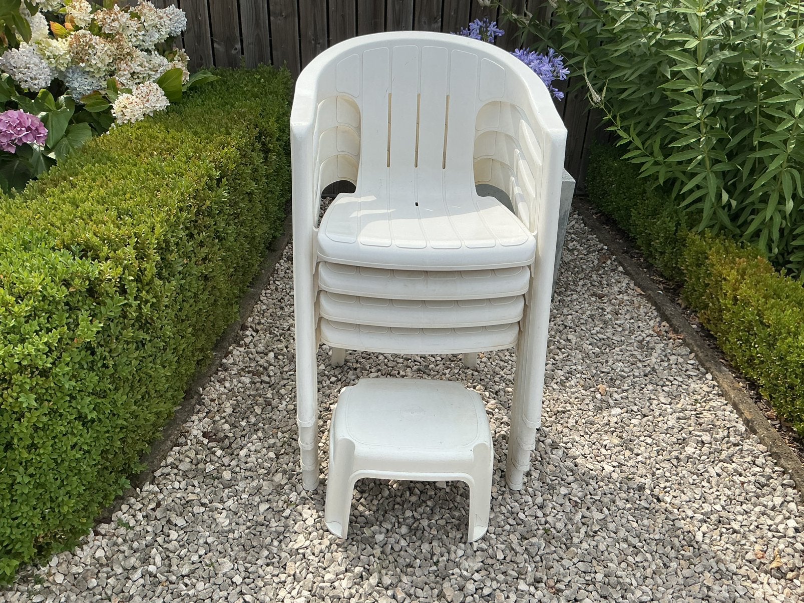 Witte tuinstoelen met voetbankje, Jardin & Terrasse, Chaises de jardin, Enlèvement, Utilisé, Synthétique, Empilable