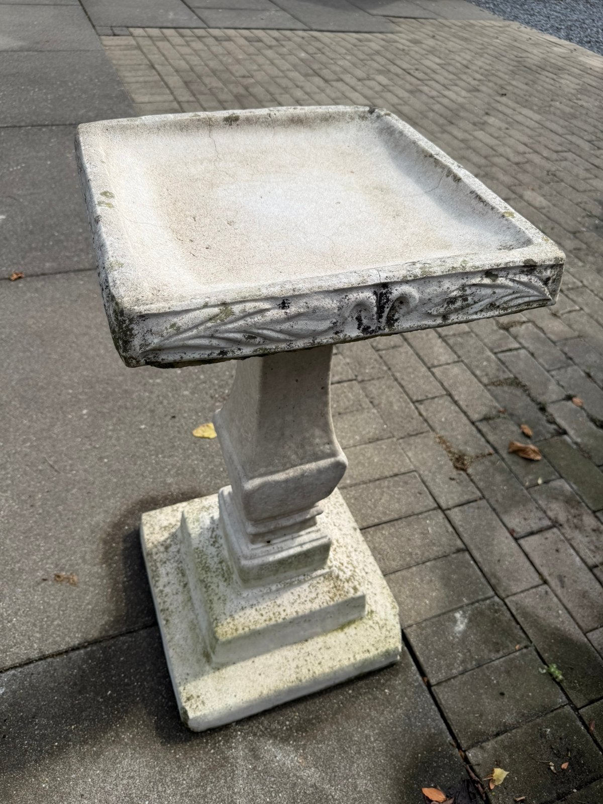 Gedecoreerde sokkel voor in tuin, Pierre, Carré, Enlèvement, Utilisé