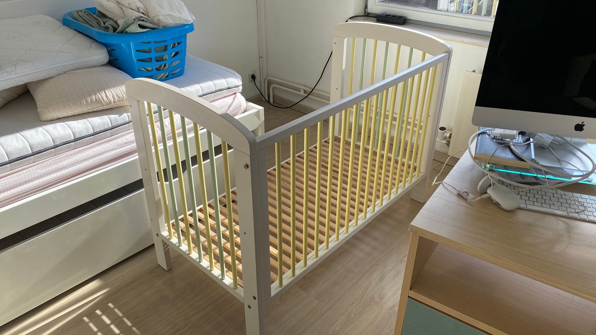 Lit enfant vendu complet avec matelas et barrière du côté, Enfants & Bébés, Enlèvement, Comme neuf