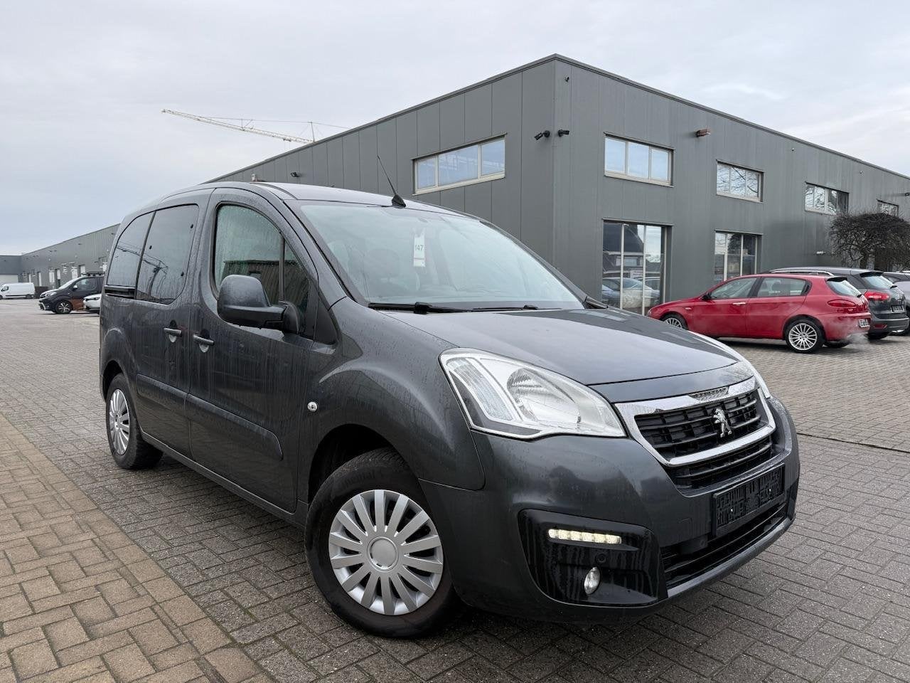 Peugeot Partner 1.2 Benzine | Trekhaak | Camera | Nieuwe rie, Auto's, Voorwielaandrijving, Monovolume, Gebruikt, 1295 kg