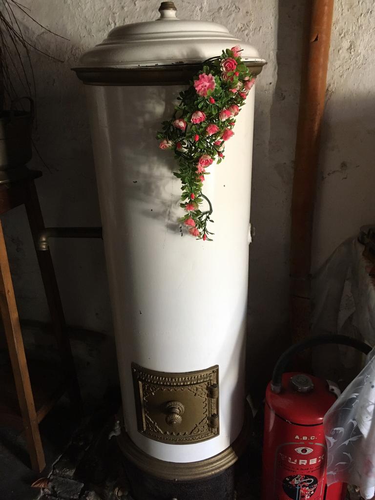 Vintage verwarmingsboiler op hout of kolen, Ophalen