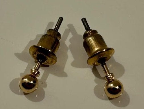 Goudkleurige bolvormige oorsteker, Bijoux, Sacs & Beauté, Enlèvement ou Envoi, Comme neuf, Or, Puces ou Clous
