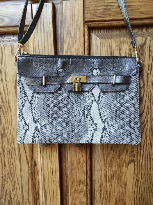 Nieuwe schoudertas met print met slangeneffect, Handtassen en Accessoires, Tassen | Damestassen, Ophalen of Verzenden, Nieuw, Grijs