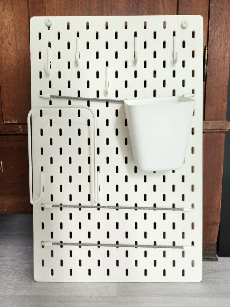 Pegboard - panneau d'affichage perforé blanc IKEA + acc, Maison & Meubles, Enlèvement, Comme neuf, Tableau d'affichage
