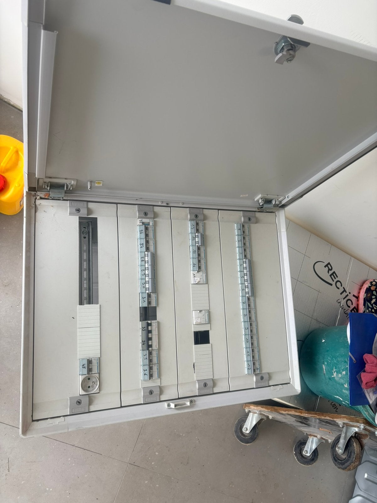 Elektriciteits kast metaal met extra zekeringen, Doe-het-zelf en Bouw, Elektriciteit en Kabels, Ophalen, Zo goed als nieuw