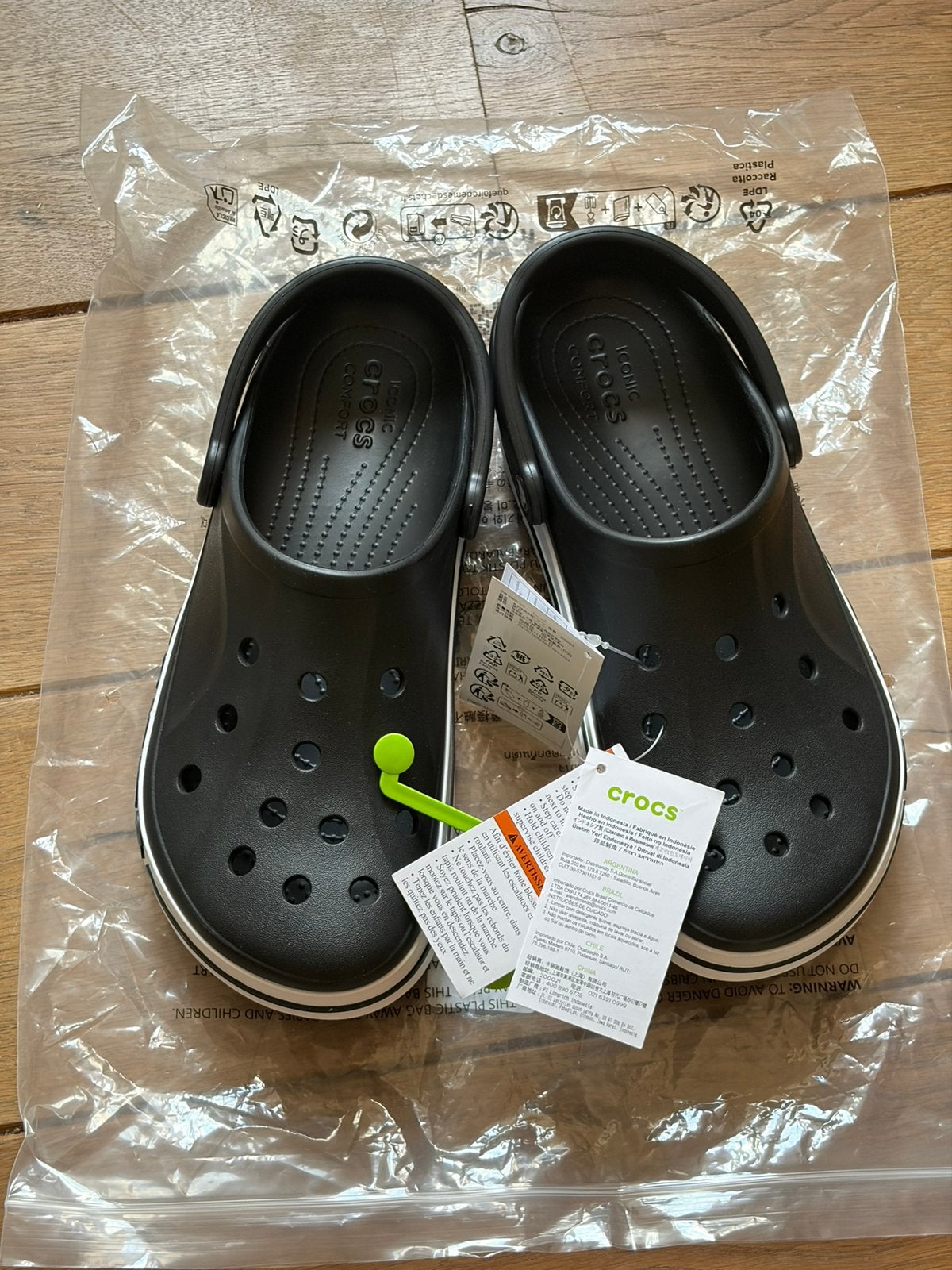 Crocs originales noires – Taille 42/43 – Neuves, Vêtements | Hommes, Chaussures, Enlèvement ou Envoi, Neuf, Noir, Pantoufles