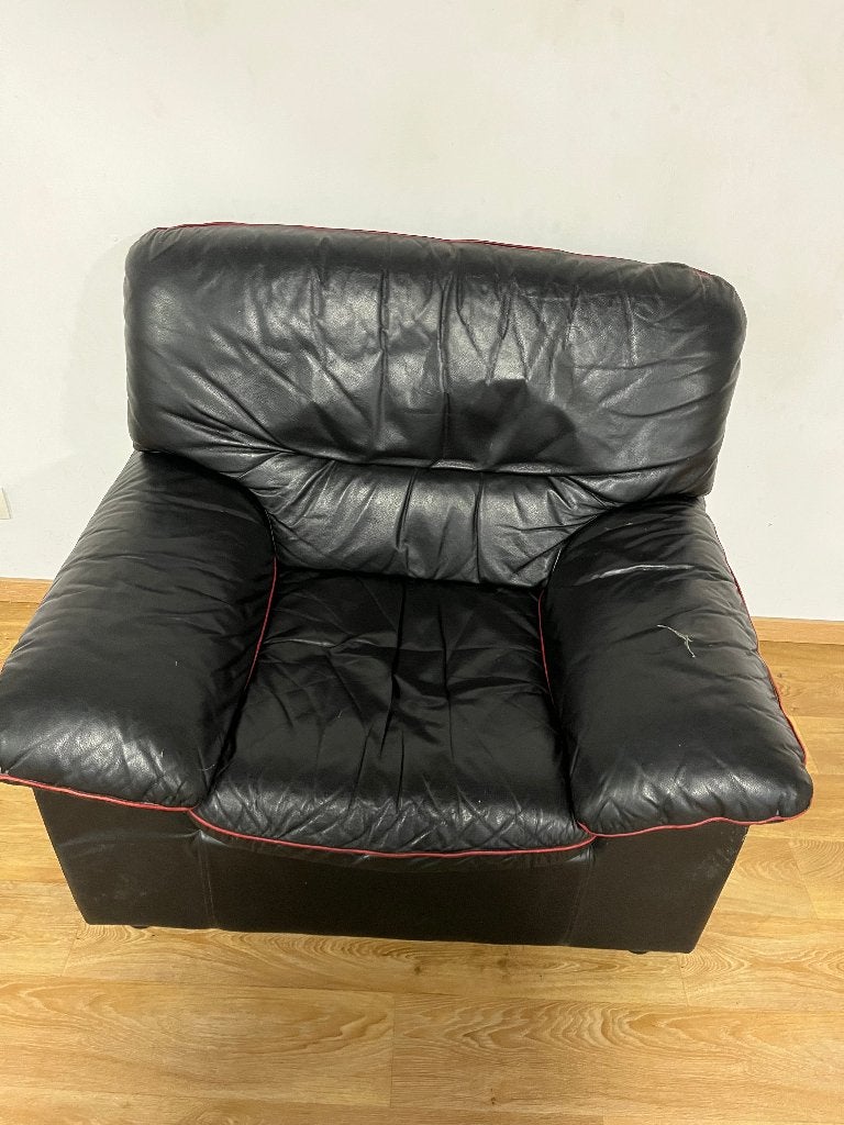 fauteuil noir, 75 à 100 cm, Cuire noir avec bordure rouge, Synthétique, Enlèvement