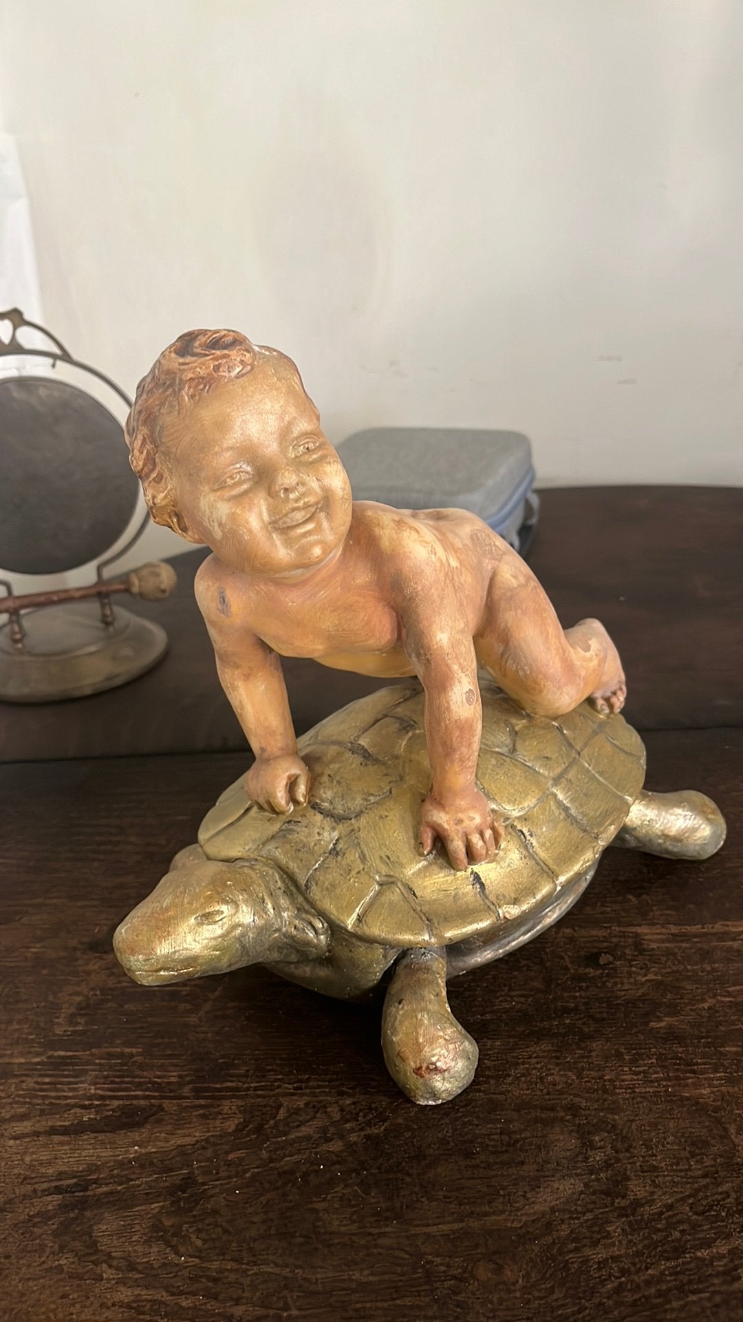 Antiek gesigneerd beeld cherubijn op schildpad plaaster, Ophalen of Verzenden