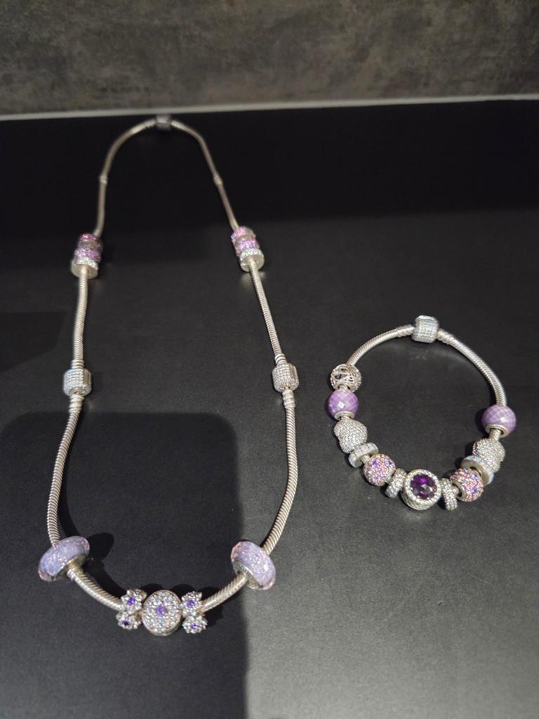 Collier et bracelet pandora, Enlèvement