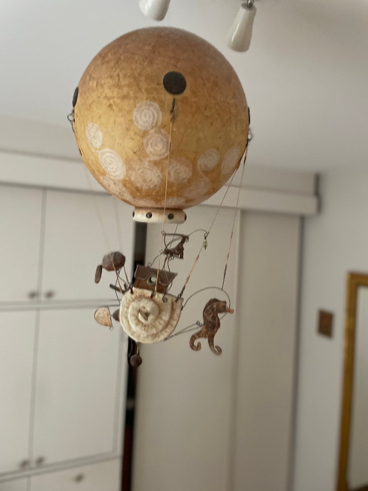 Mobile décoratif, Enlèvement