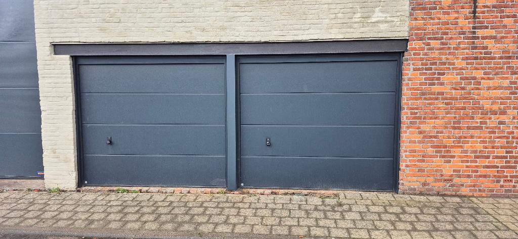 Afgesloten dubbele garagebox in centrum Zulte, Provincie Oost-Vlaanderen