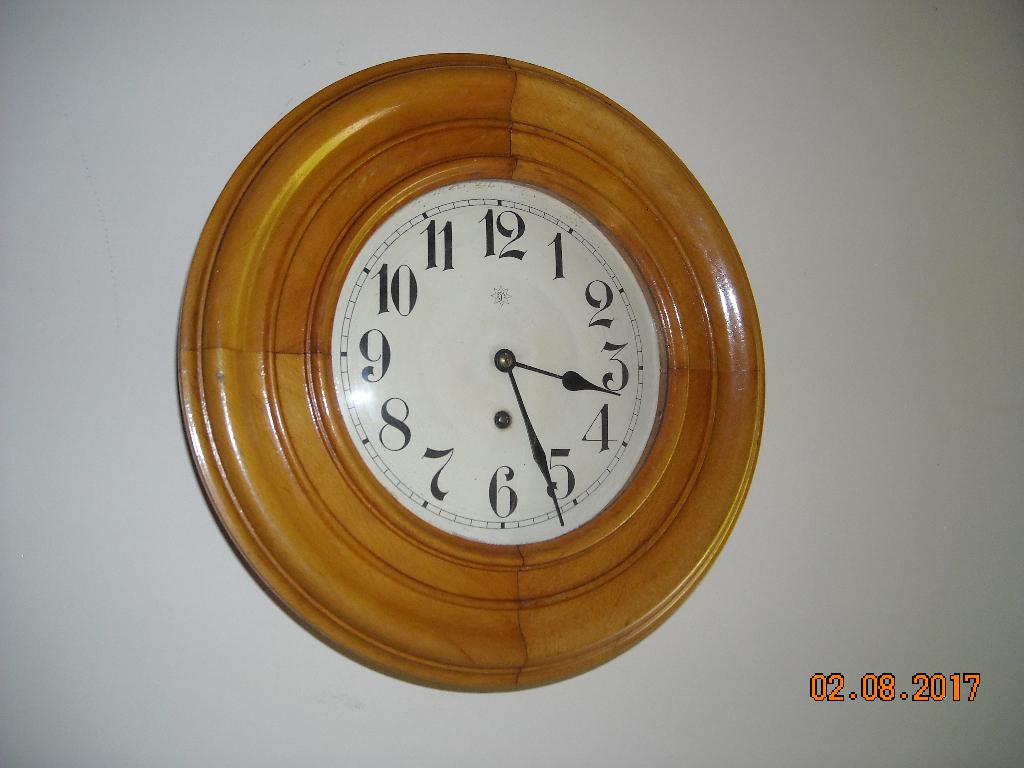 Horloge style œil de bœuf, Enlèvement