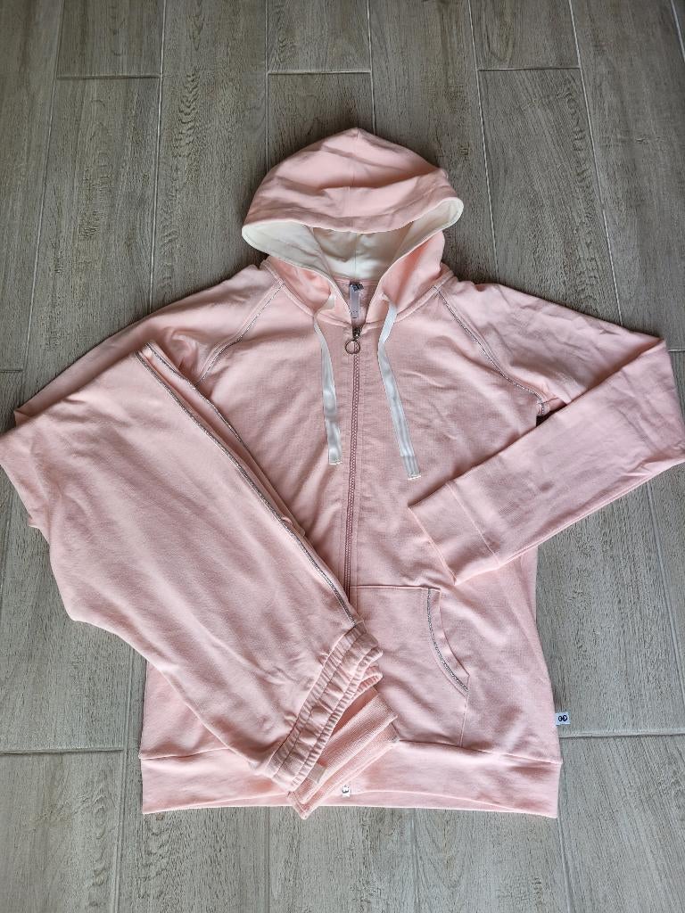 NIEUWE Zalmkleurige jogging / huispak - Woody - maat 176, Meisje, Ophalen of Verzenden, Woody, Nieuw