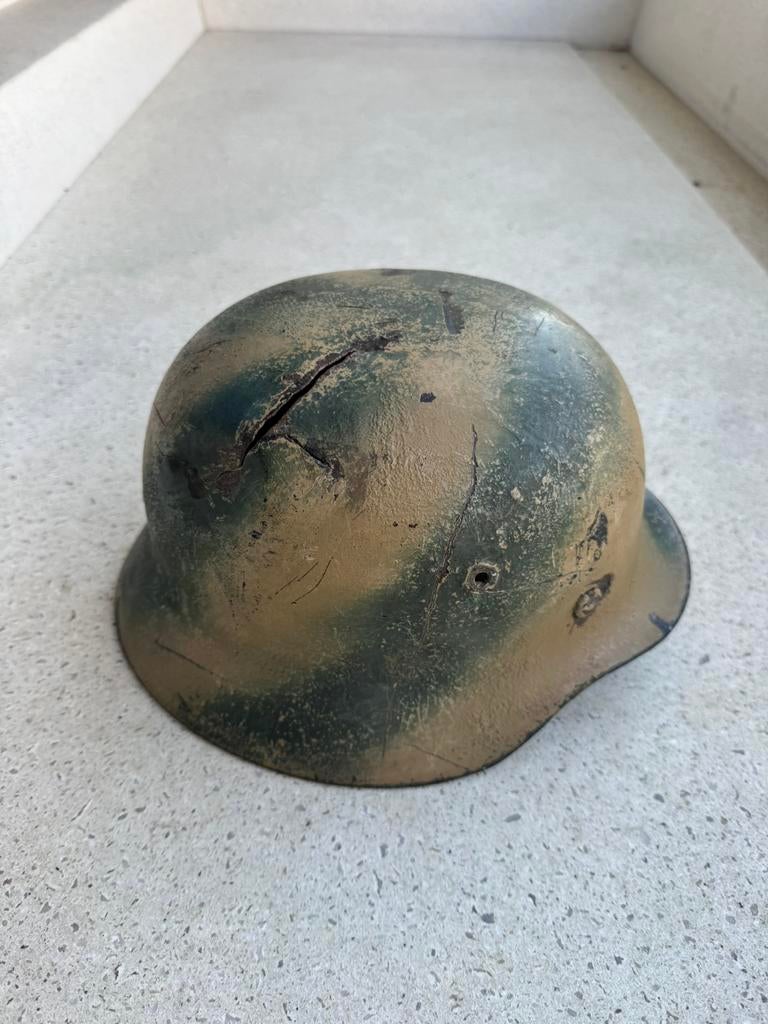 Wo2 Duitse helm battle damaged, Verzamelen, Ophalen of Verzenden